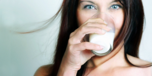 donna-beve-latte