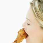 donna mangia pollo