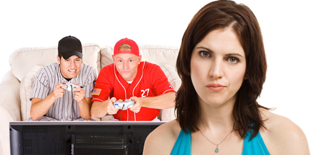 ragazzi-giocano-videogiochi-fidanzata-spazientita