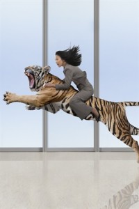 donna-tigre-felino-ufficio-aggressiva_290x435