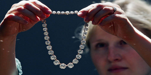 Queen-Marys-Diamond-Riviere-and-La-Peregrina-Pearl