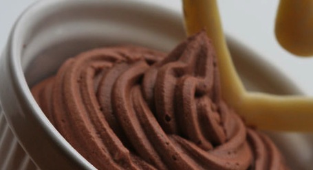 Bon bon al cioccolato bianco e amaretto