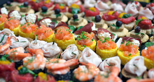 Finger food e galateo. Senza posate è più chic