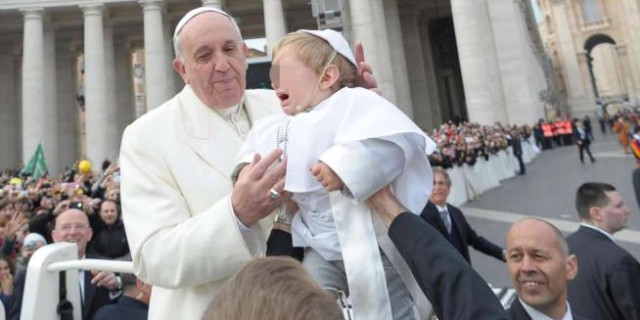 Papa Francesco bacia un “pontefice in miniatura” in piazza S. Pietro