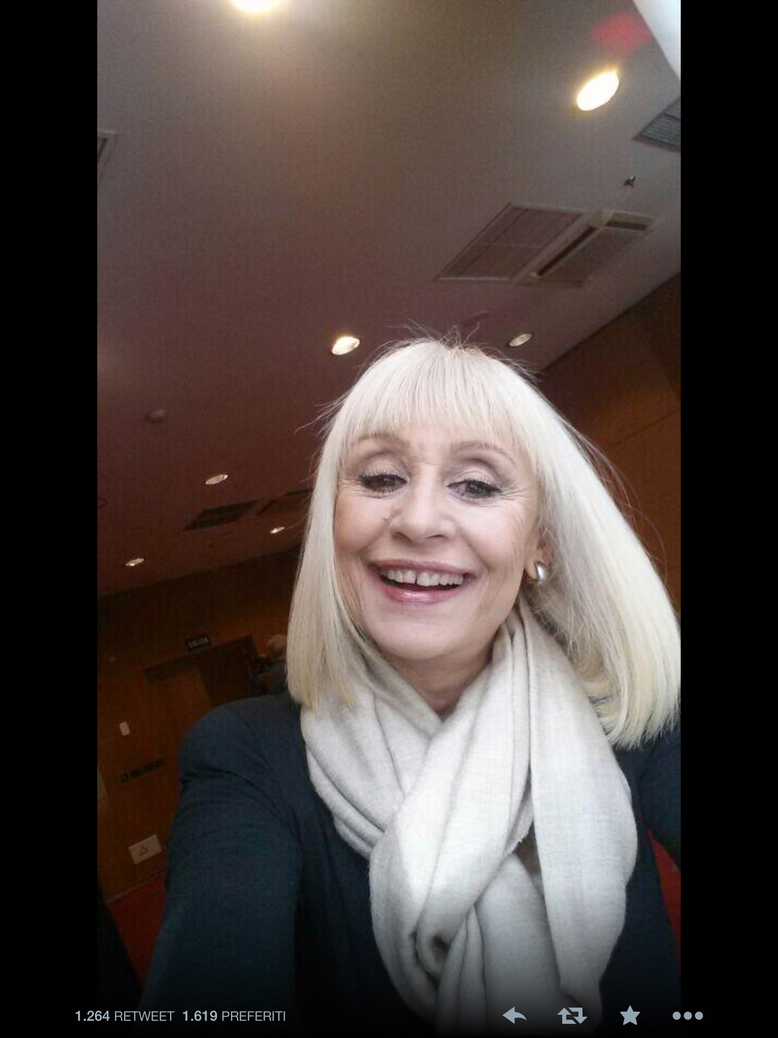 Raffaella Carrà non resiste e twitta il suo primo selfie
