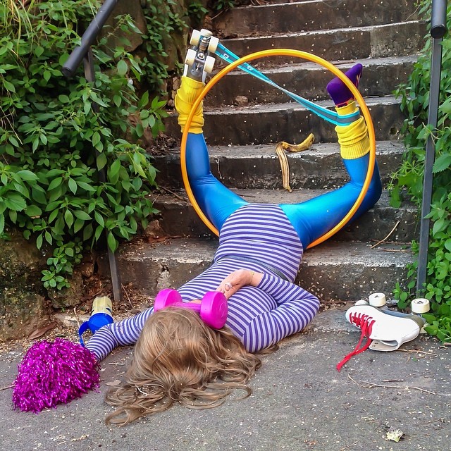 caduta dalle scale con pattini e hula hoop