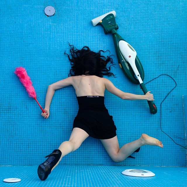 caduta in piscina con aspirapolvere