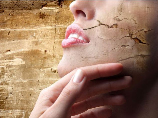 La faccia di decolorazione fa i bagagli con limone video