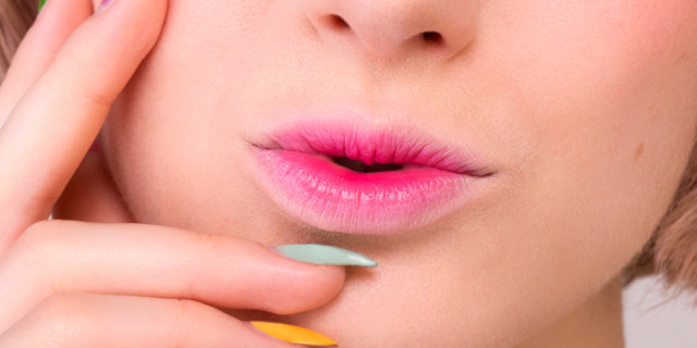 Le labbra bicolor, o ombre lips, sono un trucco che attira l'attenzione e che rende la bocca più carnosa. Scopri come realizzarle in modo facile e veloce!