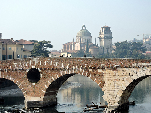 (Fonte: http://pixabay.com/en/verona-bridge-stone-ancient-643773/ - Public Domain – No attribution required)