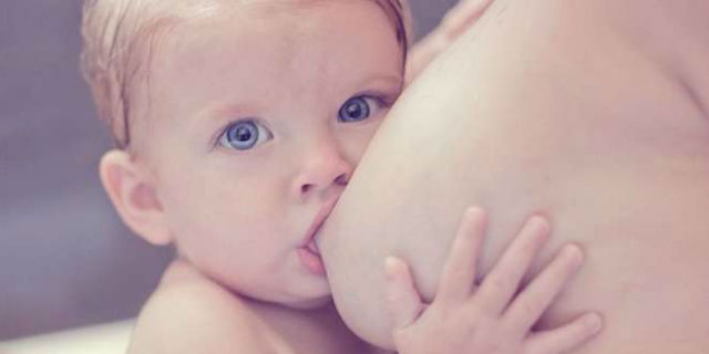 Instagram censura il profilo della fotografa perché ritrae mamme che allattano al seno. Il web insorge