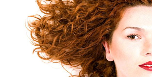 Spazzolare capelli ricci corti