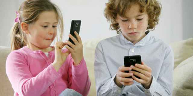 gli smartphone danneggiano il cervello di bambini e adolescenti