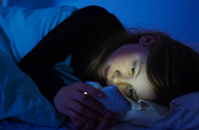 luce blu smartphone danneggia vista