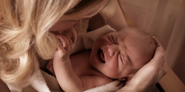 Coccole per calmare le coliche del neonato