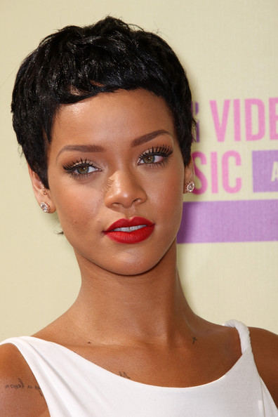 rihanna-white-adam-selman-gown-rihanna-debuts-short-pixie-cut-mtv-vma-2012-7